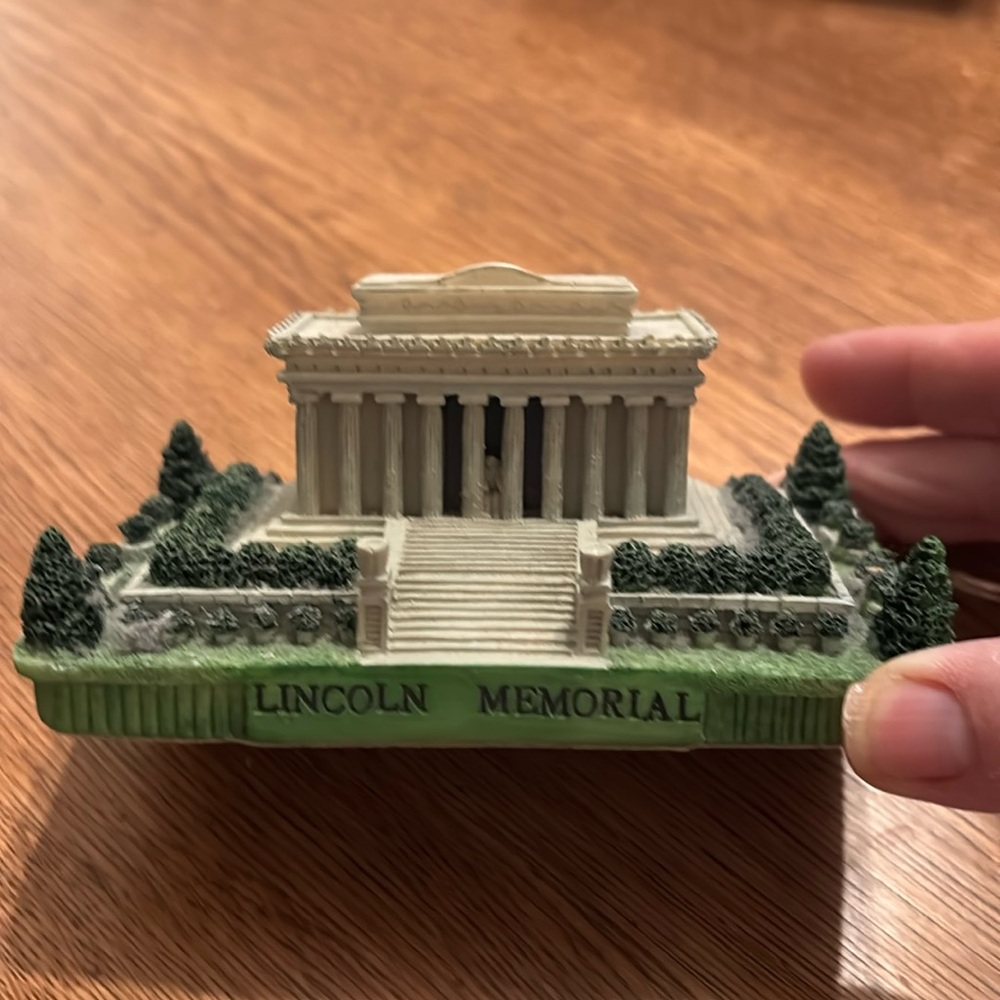 - Like new! Lincoln Memorial. Approximately 4 1/2” by 2 1/2”. - Picture 2 of 8